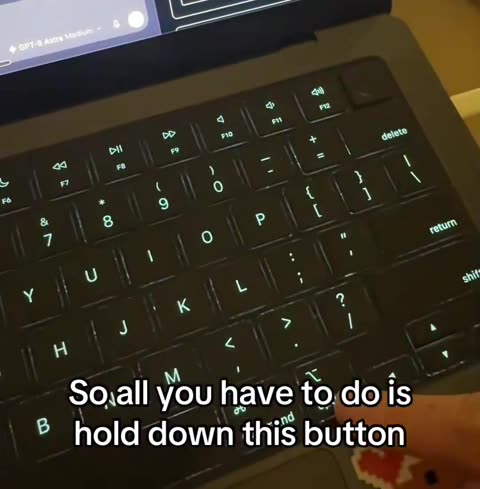 Een vinger houdt de rechter Option-toets op een MacBook-toetsenbord ingedrukt, ondertitel: So all you have to do is hold down this button
